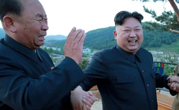 ان دونوں اہلکاروں کو اکثر تصاویر میں شمالی کوریا کے سربراہ کم جونگ آن کے ہمراہ دیکھا جا سکتا ہے۔