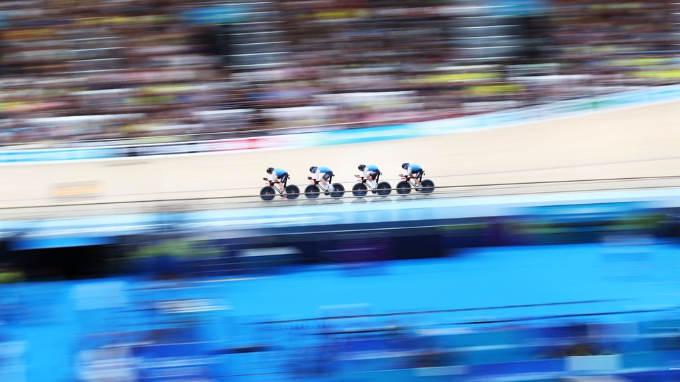 مردوں کے سائیکلنگ کے 4,000 میٹر مقابلے میں شریک کینیڈا کی ٹیم۔