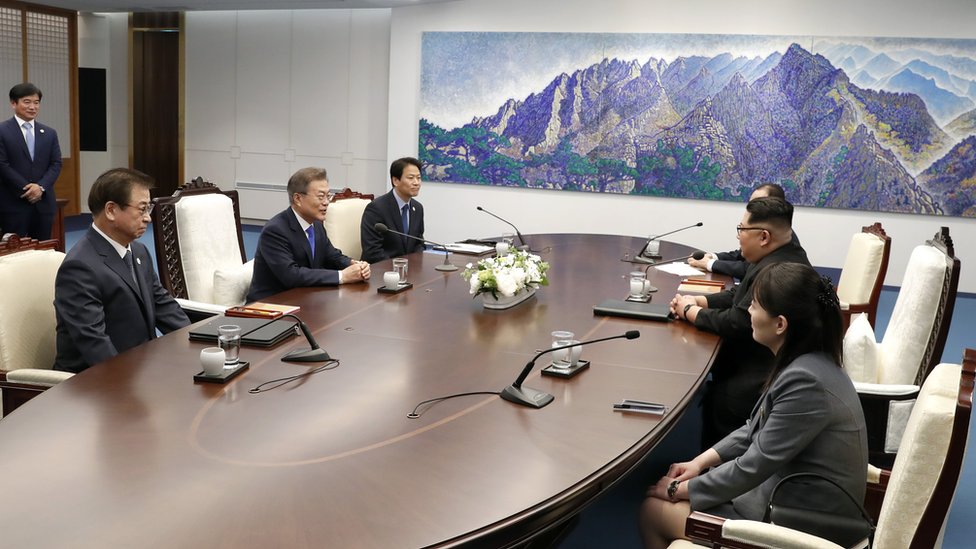 Kim Jong-un and Moon Jae-in at the summit table