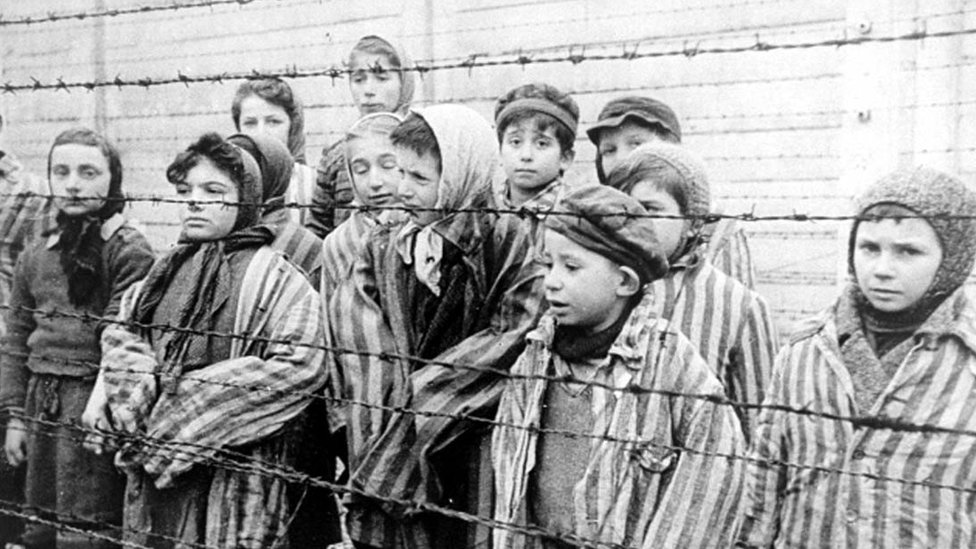 سنہ 1945 میں سوویت افواج کی آمد پر دیتھ کیمپ میں موجود بچے