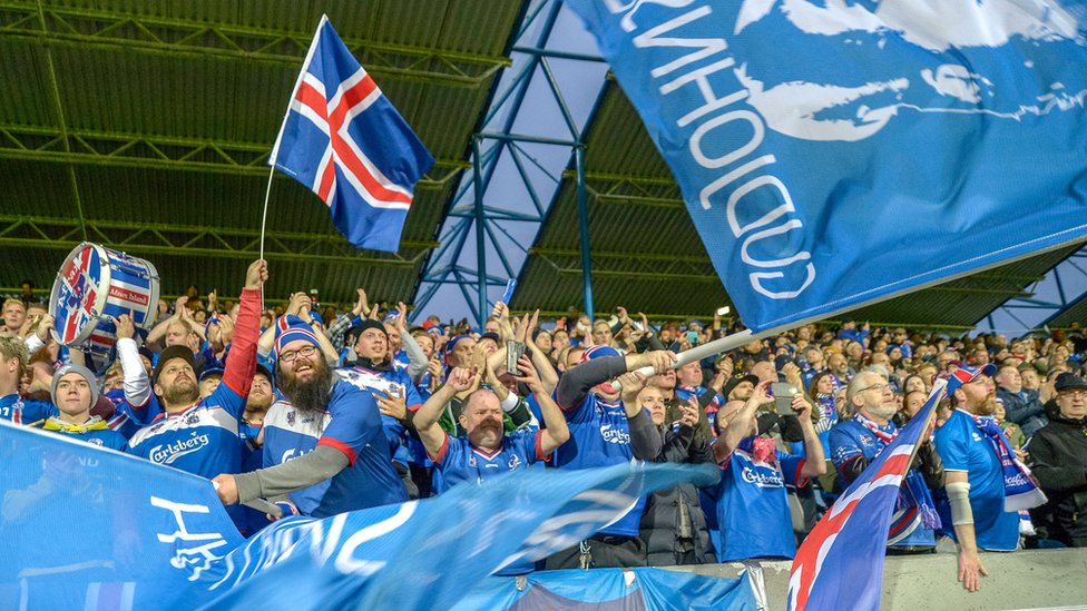 تاریخ میں پہلی بار آئس لینڈ فٹ بال کے عالمی کپ میں حصہ لے رہی اور وہاں کے شہریوں کو اس پر فخر ہے