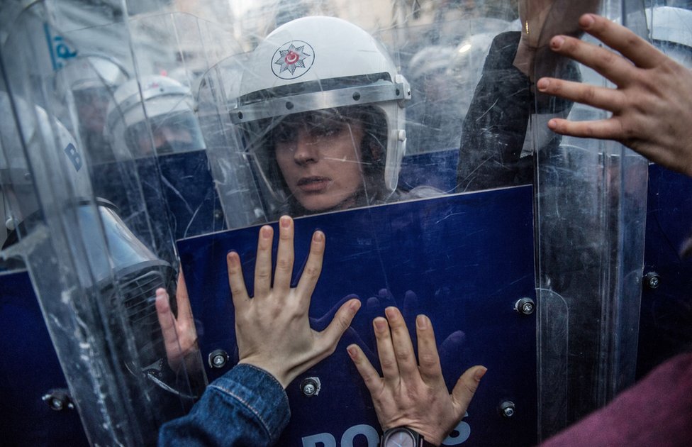 خواتین کے خلاد تشدد کے خاتمے کے عالمی دن کے موقع پر انسانی حقوق کی کارکن مظاہرے کے لیے استنبول میں تقسیم سکویر جانے کی کوشش کر رہی ہیں لیکن پولیں انھیں روک رہے ہے۔