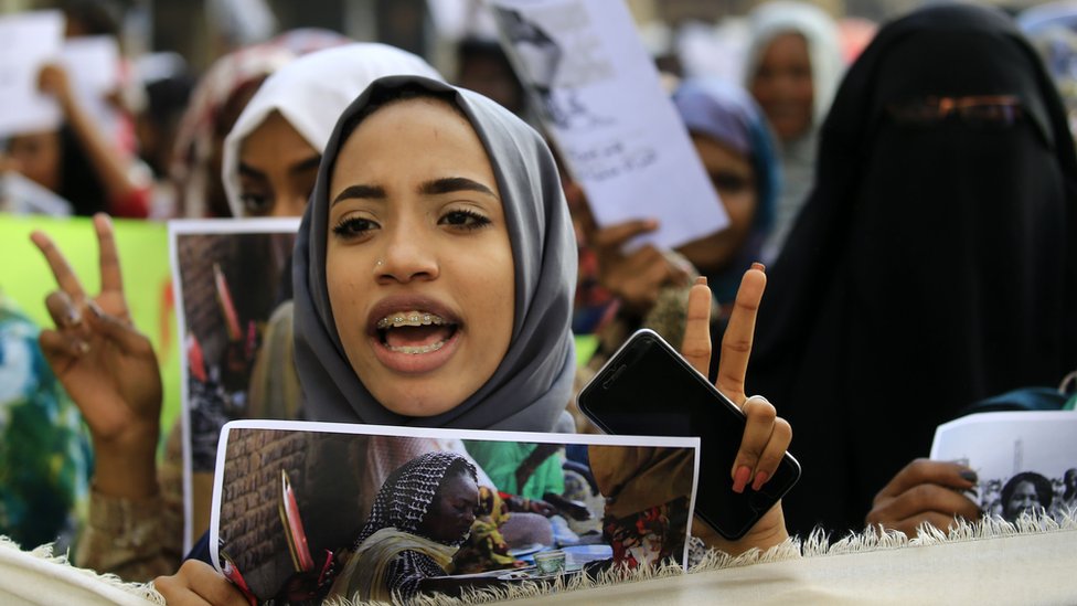 خرطوم کے مظاہرے میں شامل ایک سوڈانی خاتون