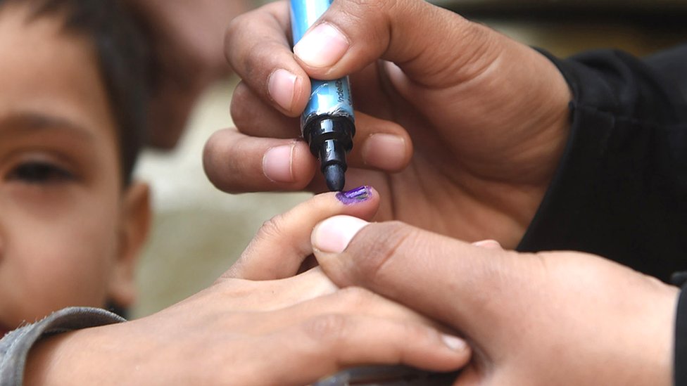 Marking a vaccinated child in Pakistan