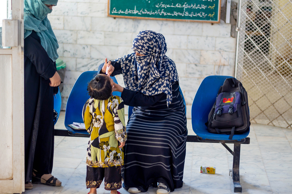 Gulnaz vaccinating a child