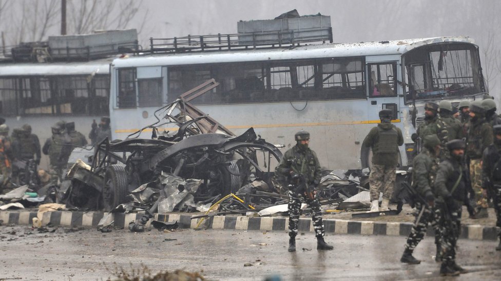 پلوامہ میں انڈین فوجیوں کے قافلے پر حملے میں چالیس فوجی مارے گئے تھے