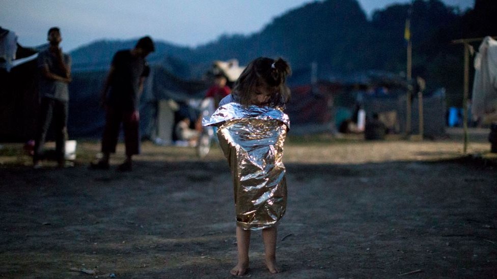 سپیس بلینکٹ میں لپٹی ایک پناہ گزین بچی