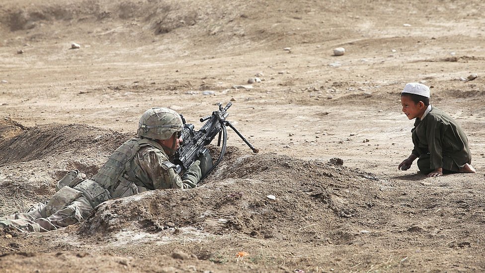 2014 - ایک افغان بچہ قندھار میں امریکی فوجی کو غور سے دیکھتے ہوئے