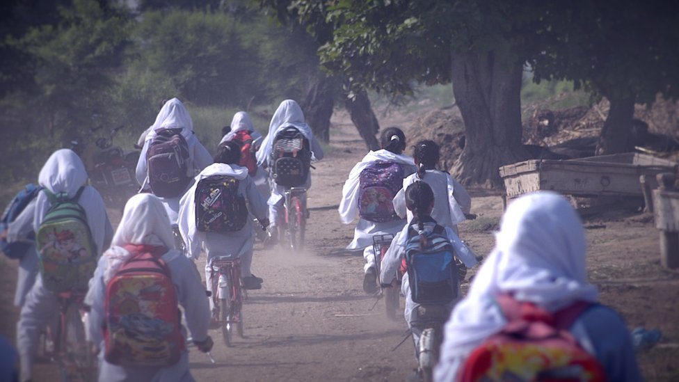 سائیکل سوار طالبات