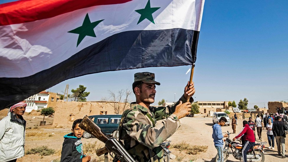 شامی حکومت کا فوجی قومی پرچم لہراتے ہوئے