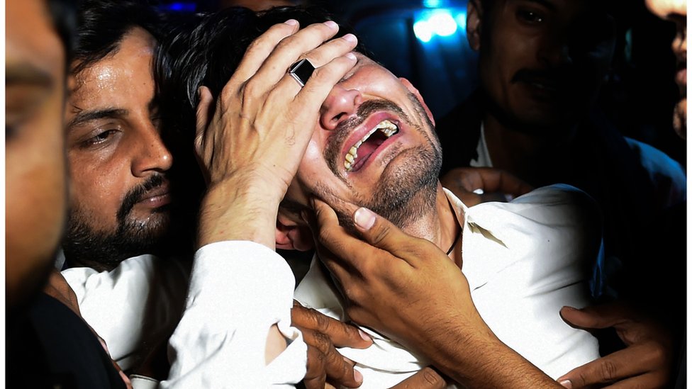 یزگام ایکسپریس کے حادثے کے بعد ایک شخص اپنے رشتہ دار کے لیے روتا ہوا