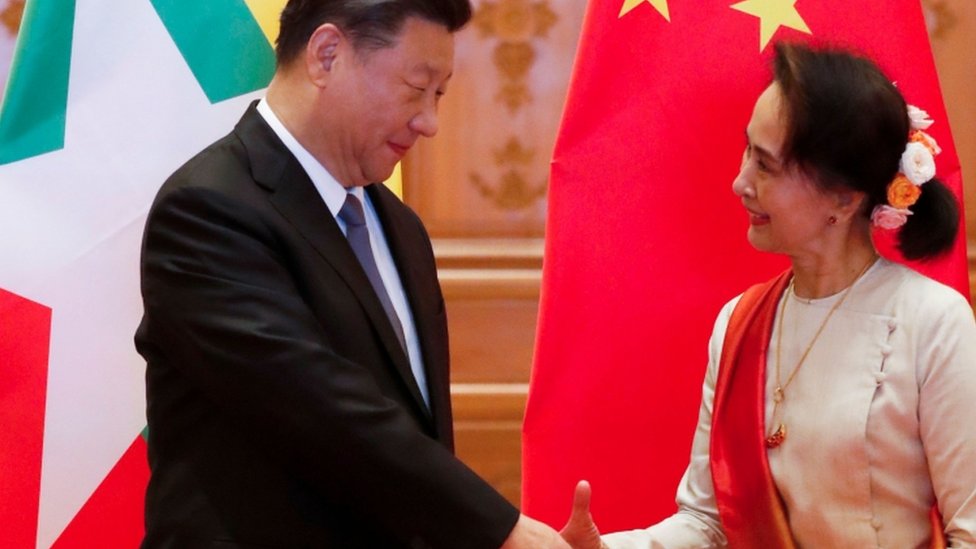 Chinese President Xi Jinping (L) and Myanmar State Counsellor Aung San Suu Kyi shake hands before a bilateral meeting at the Presidential Palace in Naypyidaw