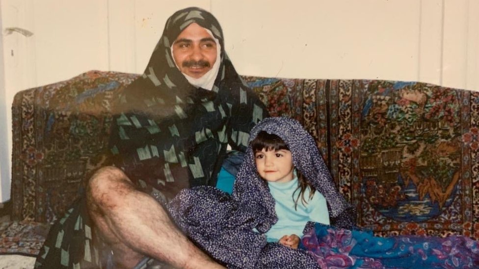 رضا اپنی بیٹی لیلی کے ساتھ ایران میں