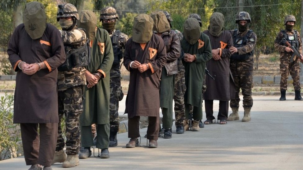 Afghan security forces with captured Taliban fighters