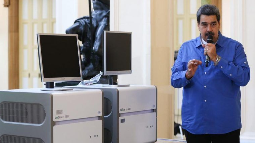 Venezuelan president Maduro posing with two Covid-19 diagnose machines