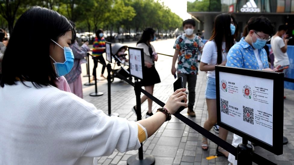 چین میں خریدار ایک ایپ کے ذریعے یہ ثابت کرتے ہیں کہ وہ صحت مند ہیں