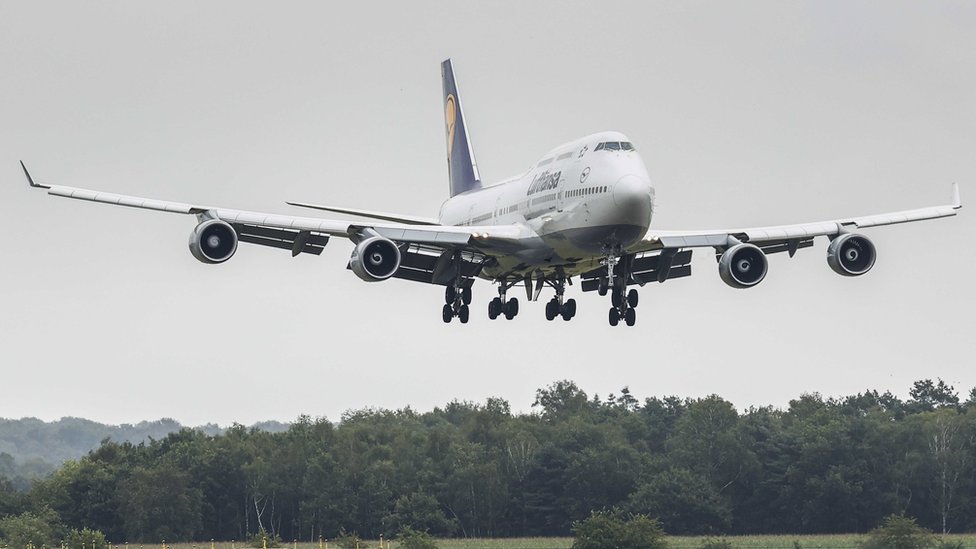 A Lufthansa Boeing 474