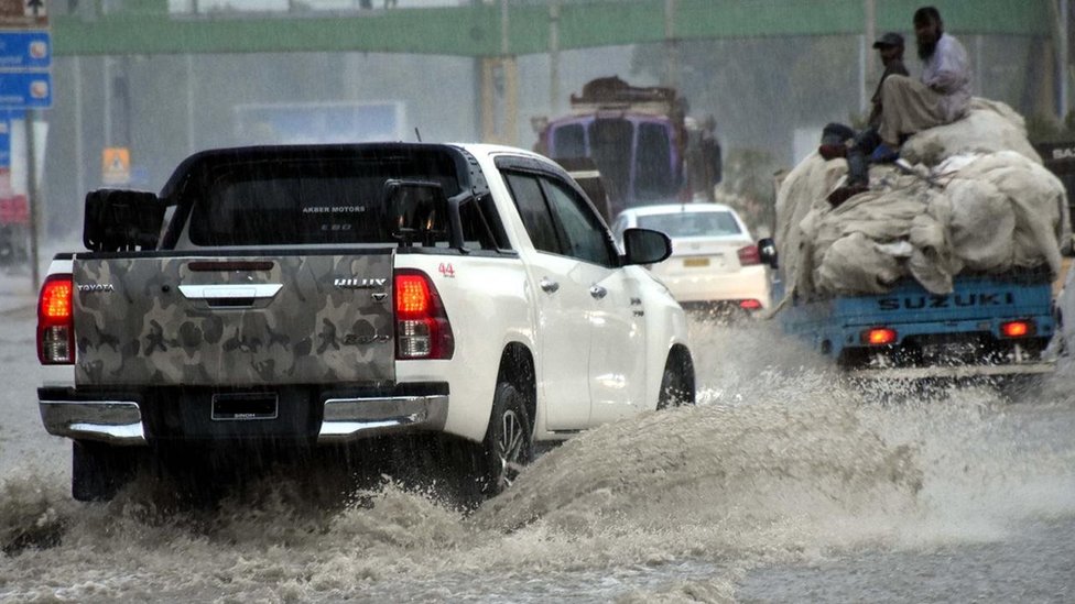 کراچی، پانی، کچرا