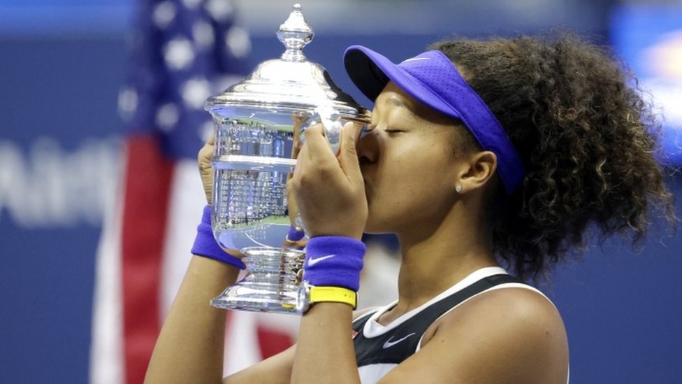 naomi osaka kisses trophy