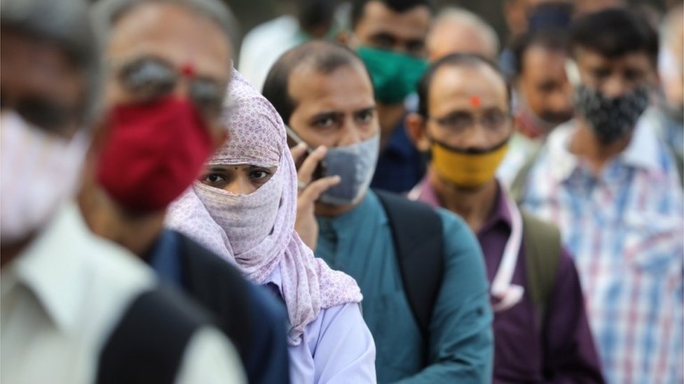انڈیا میں ماسک پہنے ہوئے لوگ