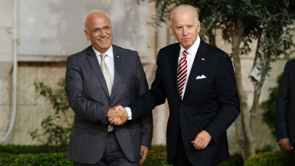 Saeb Erekat, left, with Joe Biden, right