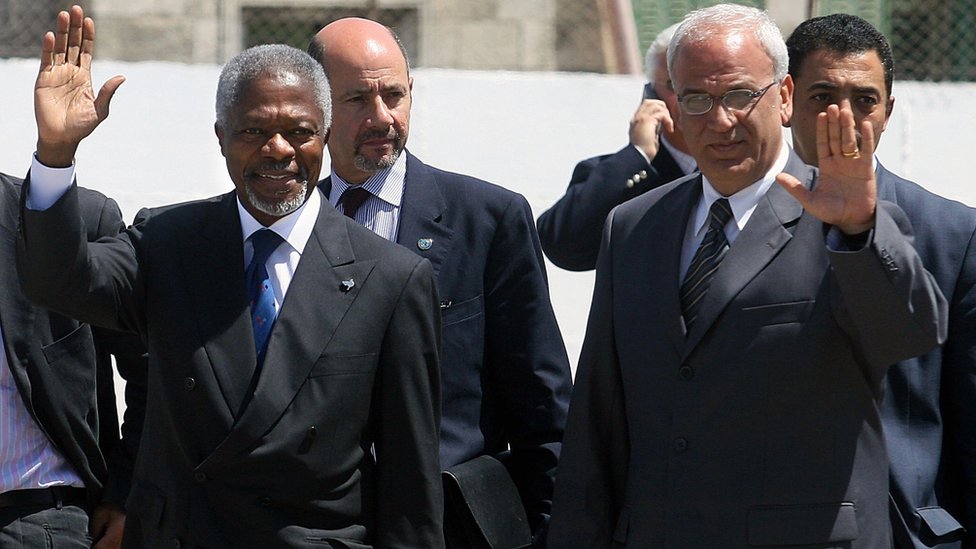 Kofi Annan, left, and Saeb Erekat, right