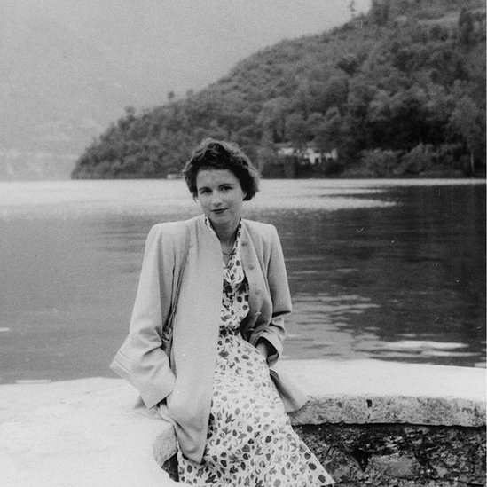 جھیل کے کنارے ایک خاتون