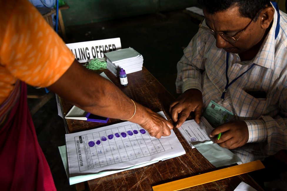 भारत समेत दुनिया के कुछ देशों में वोटिंग से पहले मतदाता की अंगुली के निशान लिए जाते हैं