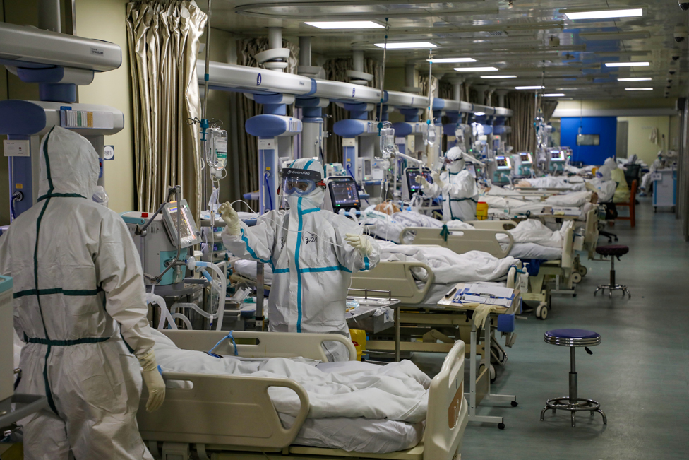6 فروری کو چین کے شہر وہان میں طبی عملہ انتہائی نگہداشت کی ایک وارڈ میں کووڈ۔19 کے مریضوں کی دیکھ بھال کرتے ہوئے