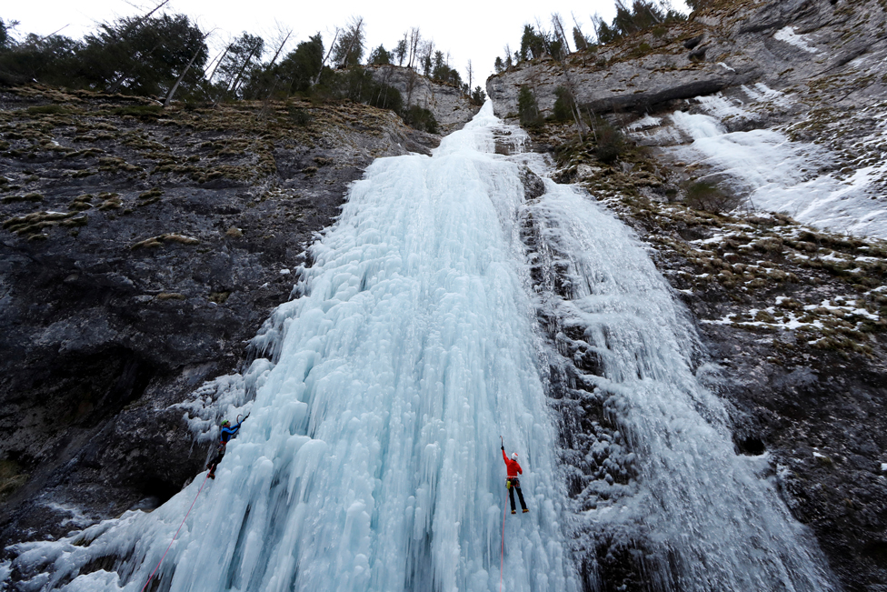 اٹلی کے الپائن ریسکیو سروس کے اراکین فروری میں اٹلی کے علاقے مالگا چپیالا کی ایک جمی ہوئی آبشار کے اوپر چڑھتے ہوئے۔