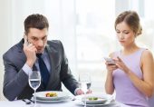 شادی شدہ جوڑے ایک دوسرے کی سوشل میڈیا جاسوسی کیوں کرتے ہیں؟