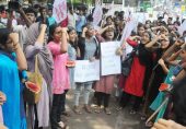 انڈیا: طالبہ کے پستانوں کا تربوز سے موازنہ کرنے پر احتجاج