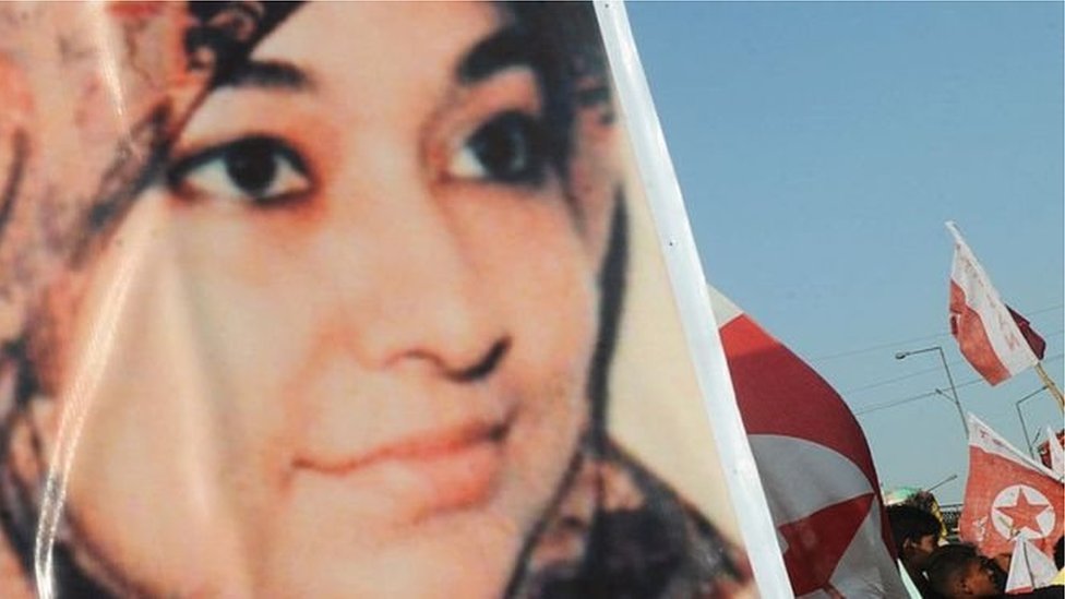ڈاکٹر عافیہ کو جولائی دو ہزار آٹھ میں افغان پولیس نے کیمیائی اجزا رکھنے اور ایسی تحریریں رکھنے پر گرفتار کیا تھا جن میں نیویارک پر حملے کا ذکر تھا جس میں بھاری جانی نقصان ہونا تھا۔