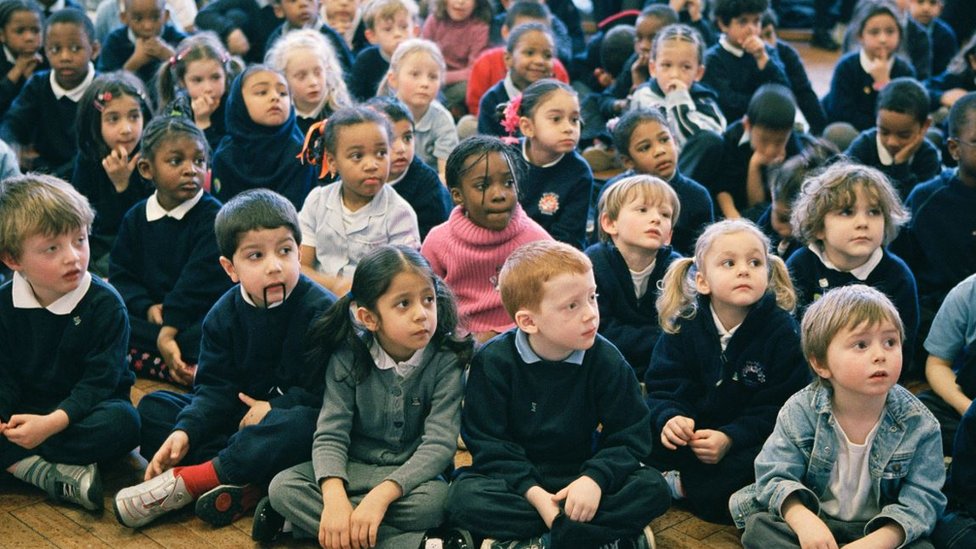 برطانیہ کے ایک سکول میں بچے