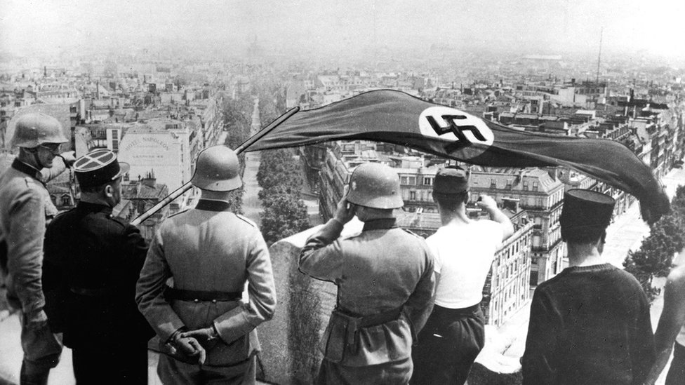 1940 میں فرانس میں نازیوں کا پرچم