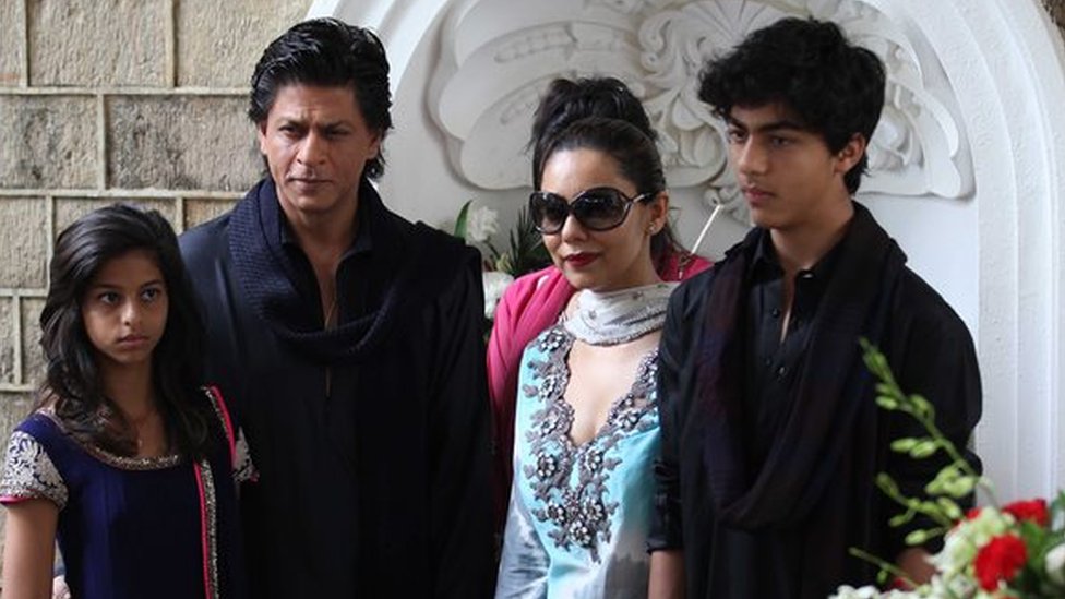 شاہ رخ خان اپنی بیگم اور بچوں کے ساتھ