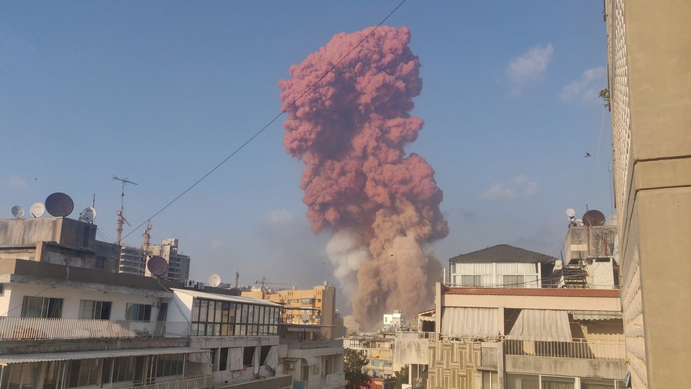 بیروت میں دھماکے کے بعد دھواں کا ایک سرخ بادل نظر آتا ہے