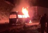 کراچی سپر ہائی وے پر مسافر وین میں آتشزدگی: 13 مسافر جاں بحق، 5 زخمی