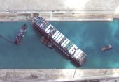 سوئز کینال: پھنسا ہوا بحری جہاز اب تک نکالا نہ جا سکا، کنٹینر اتارنے کی تیاریوں کا حکم