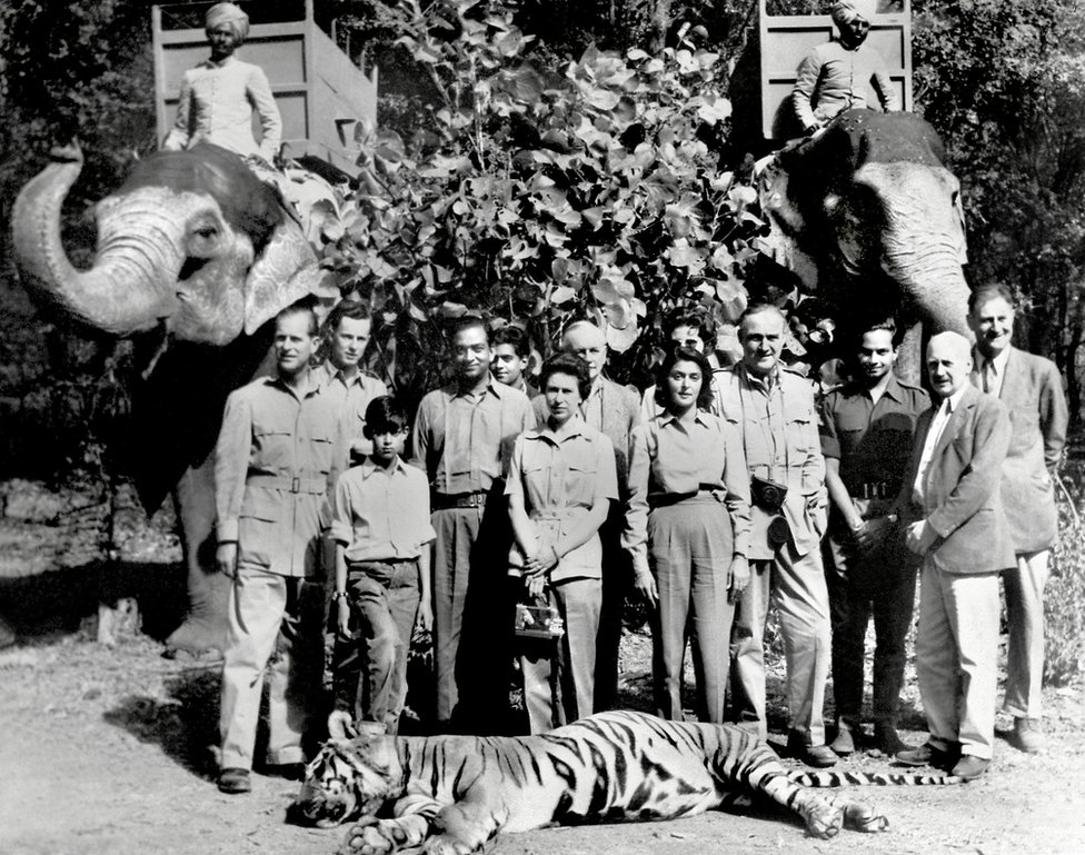 1961 کی اس تصویر میں ملکہ اور شہزادہ فلپ شیر کے شکار کے بعد جے پور کے مہا راجا اور مہا رانی کے ساتھ