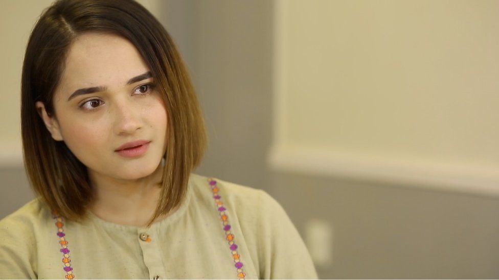 انعم میک اپ کرتے ہوئے