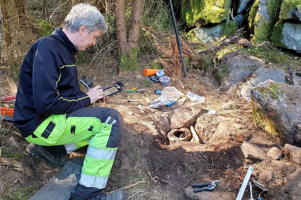 Archaeologist Mats Hellgren working at the site