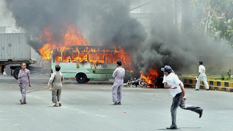 مشتعل افراد اپنے حریفوں پر پتھراؤ کرتے ہوئے