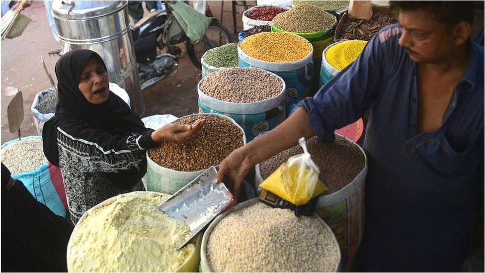 خاتون دال خریدتے ہوئے