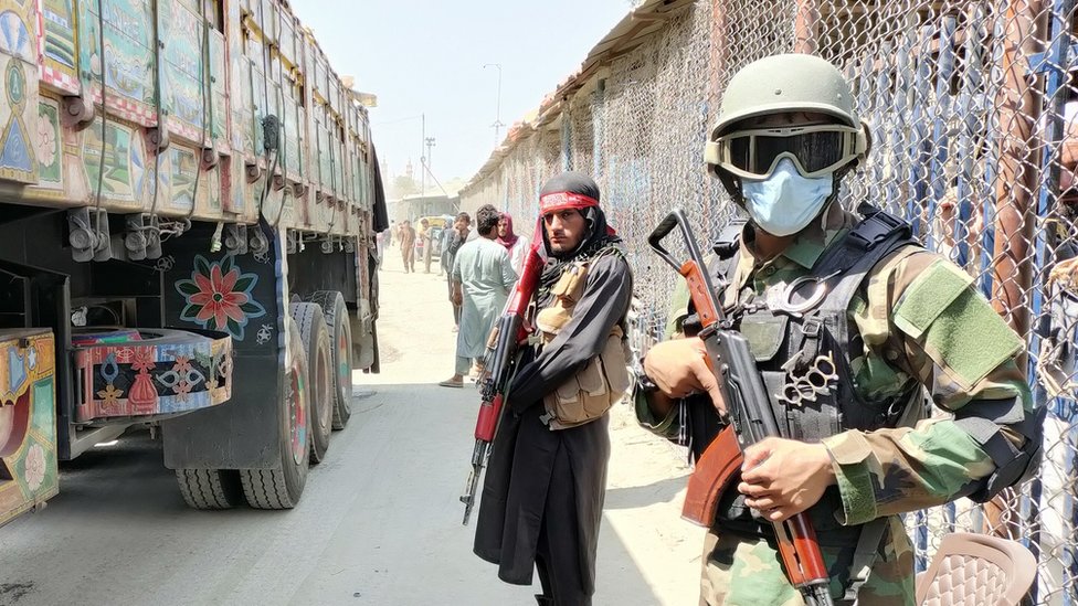 Taliban and Pakistani soldiers guard Afghanistan's border