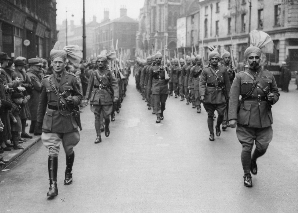 Hexley and Ashraf ‘swinging along Broad St’ in Birmingham, summer 1941