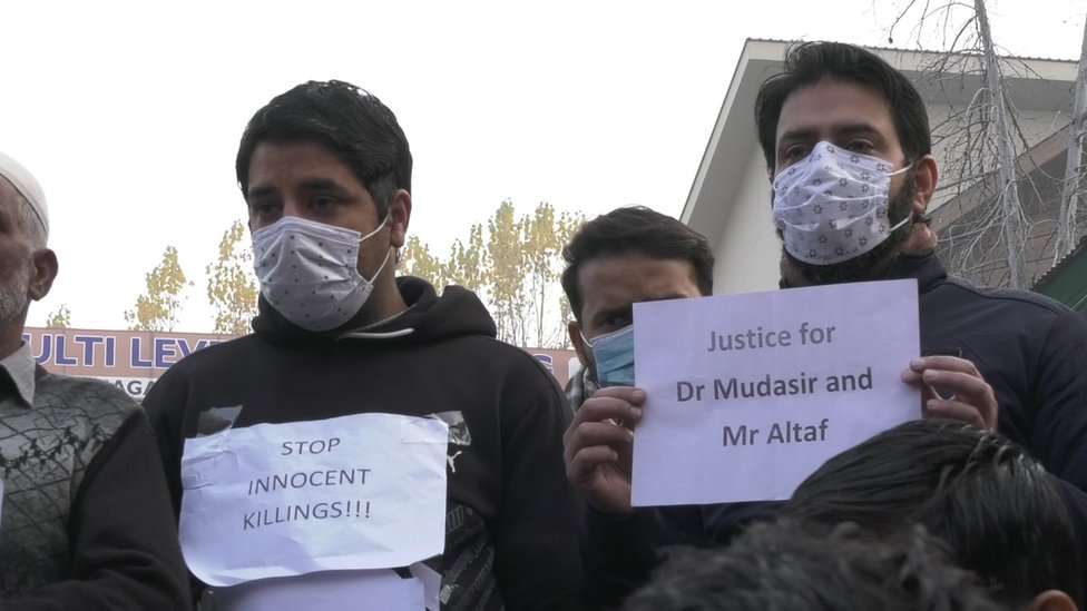 الطاف اور مدثر کی لاشیں لواحقین کے حوالے کرنے کے لیے احتجاج