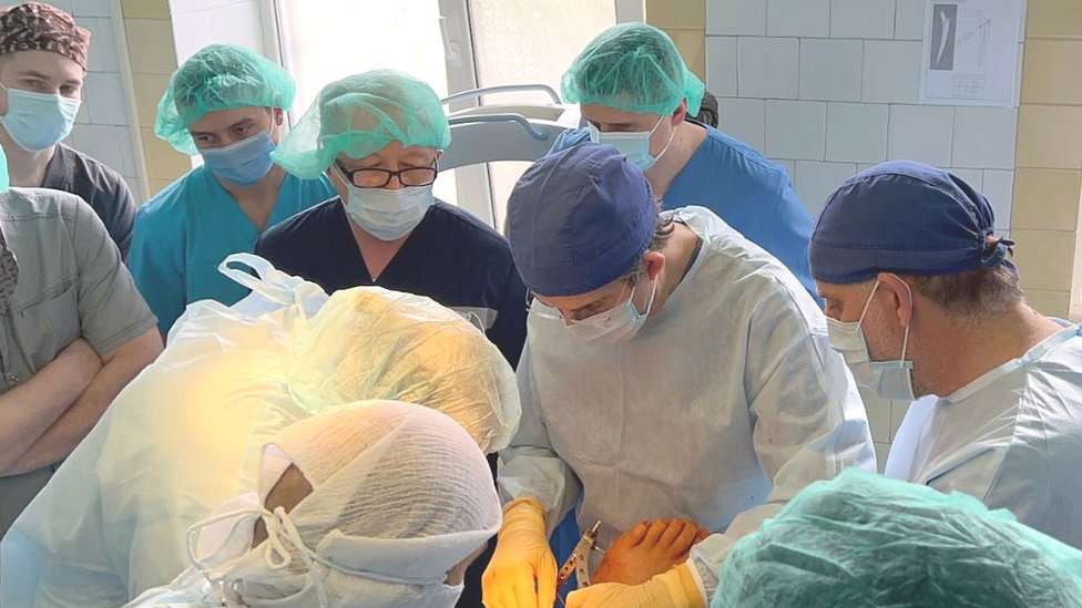 Dr Monzer Yazji and Davind Nott performing a surgery