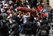 شیریں ابو عاقلہ: فلسطینی صحافی کے جنازے پر اسرائیلی پولیس کا دھاوا، سوگواروں پر تشدد