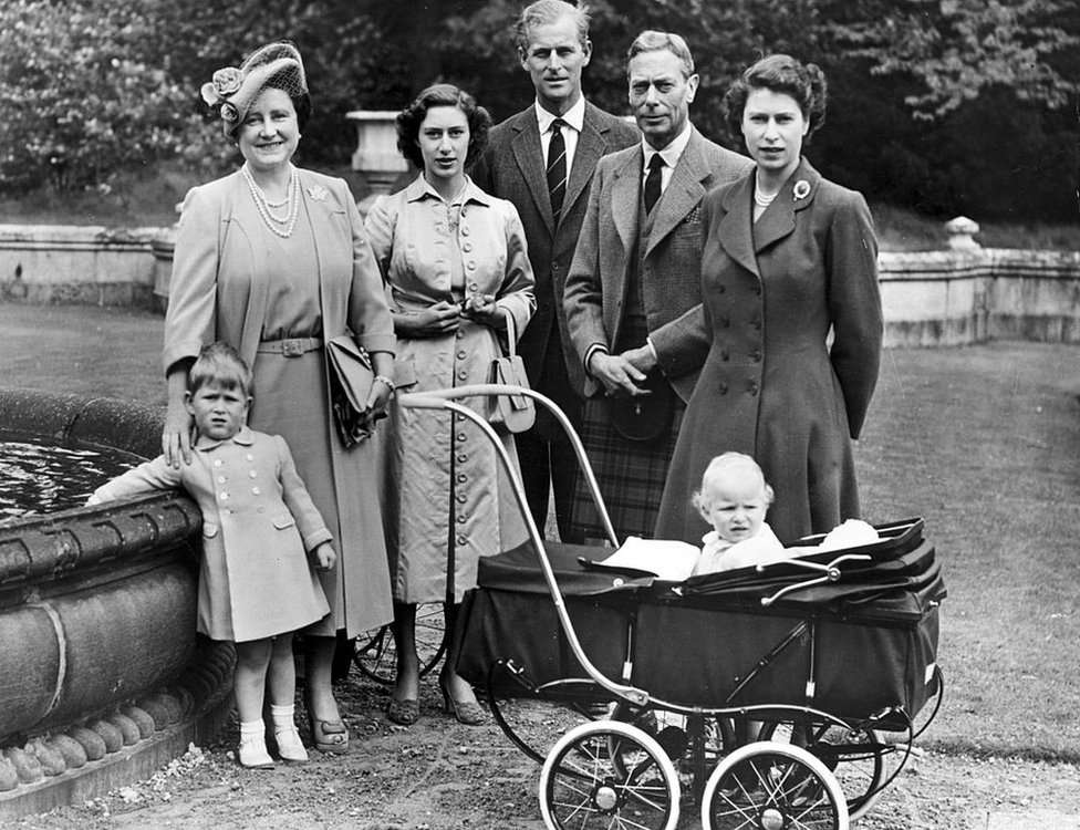 شاہی خاندان سنہ 1951 میں بیلمورل قلعے میں موجود ہے، شہزادی الزبتھ کے ساتھ ان کے بچے شہزادہ چارلس اور شہزادی این موجود ہیں